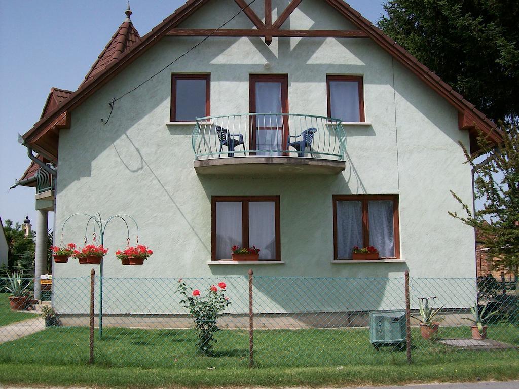Borostyan Vendeghaz Apartment Balatonkeresztur Ruang foto